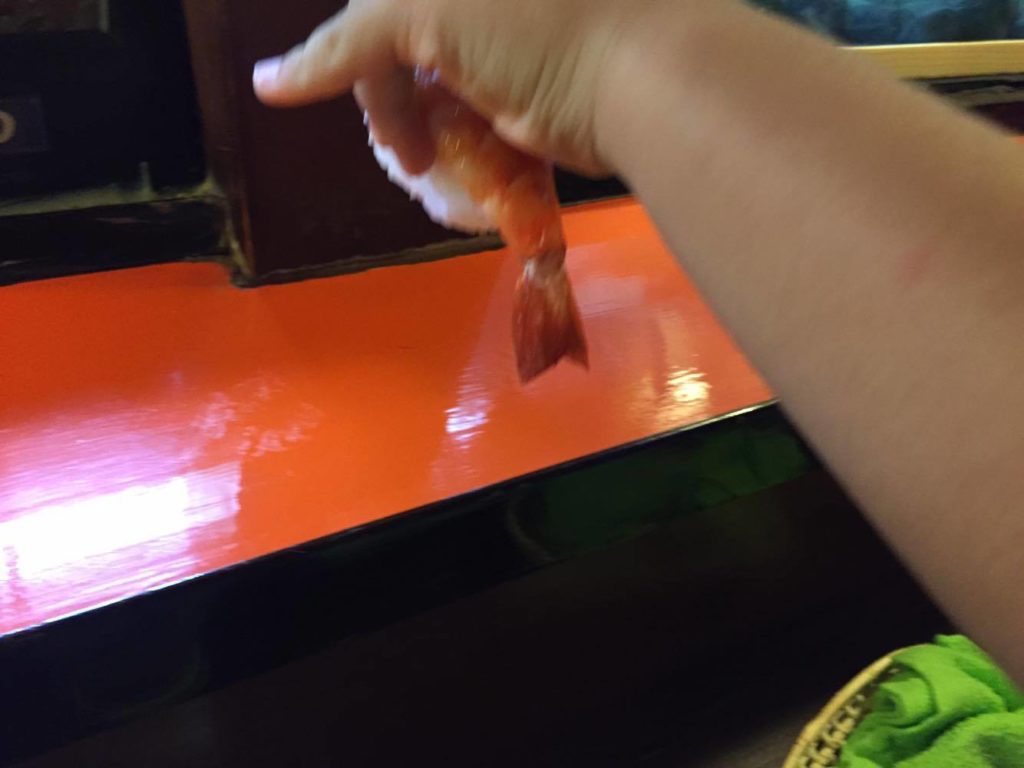 海老の握りを手で食べる６歳の娘