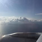 離陸前の飛行機から見た海と雲