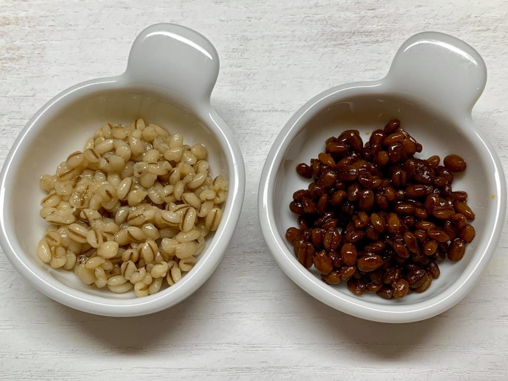 できあがった塩麹（左）と醤油麹（右）
